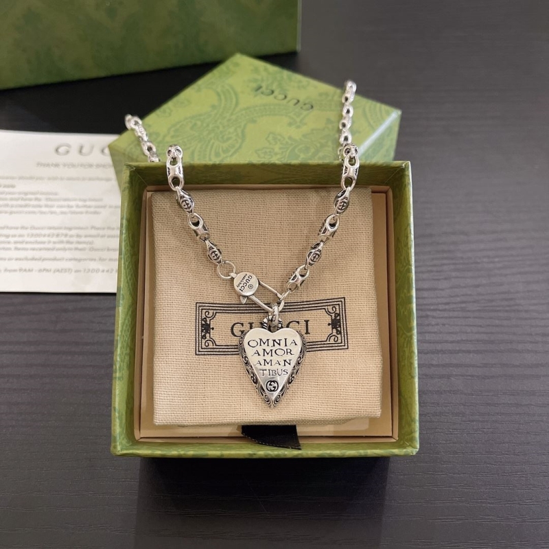 G*u*i necklaces